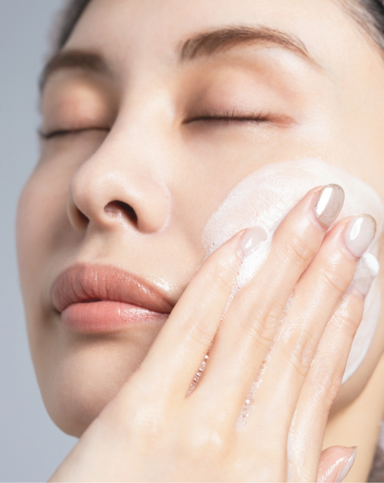 頬にシルキーバブルクレンジングウォッシュを馴染ませている女性のアップ